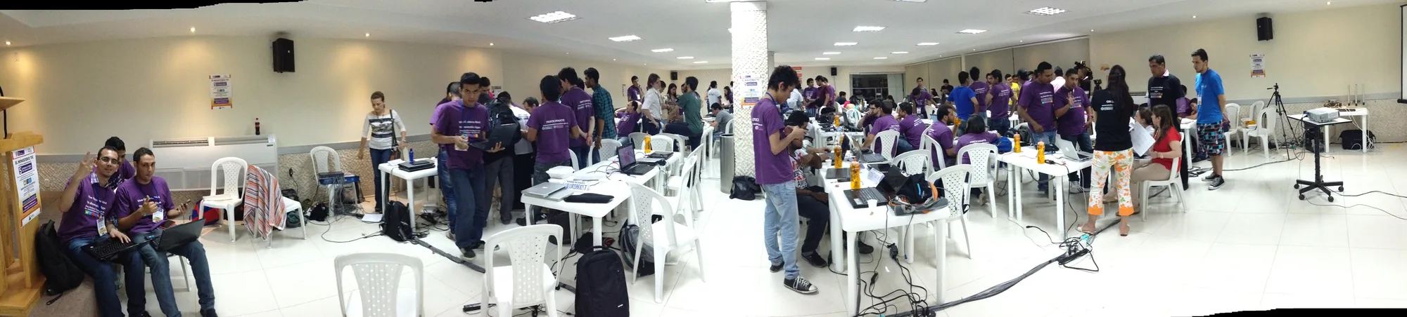 Panorámica de la sala de Vive Gobierno Móvil en Comfamiliar Barranquilla, con los equipos trabajando